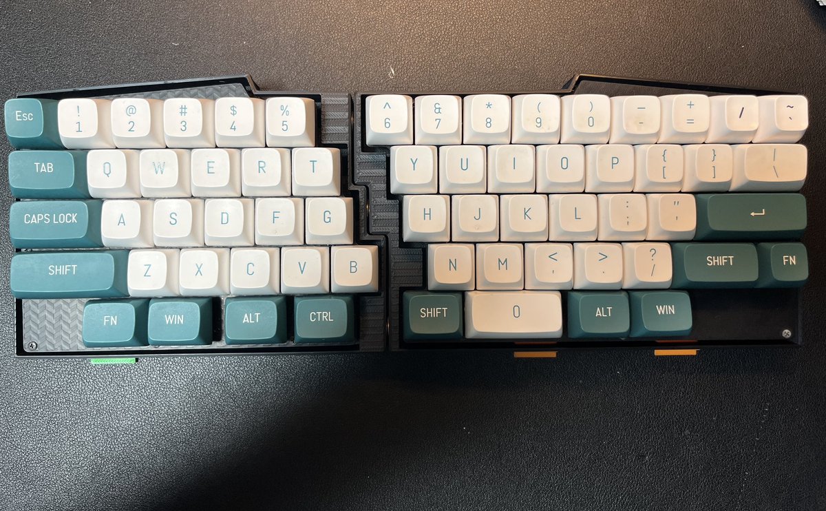 manosukego's tweet photo. 隙間とかすごい気になるけど、マグネットでくっつけられるのと尊師スタイルできるようになったのでとりあえずver 1.0はこれでいいや。
不満が出てきたらケース作り直そう
#7sPro https://t.co/DsOY1dLOpM