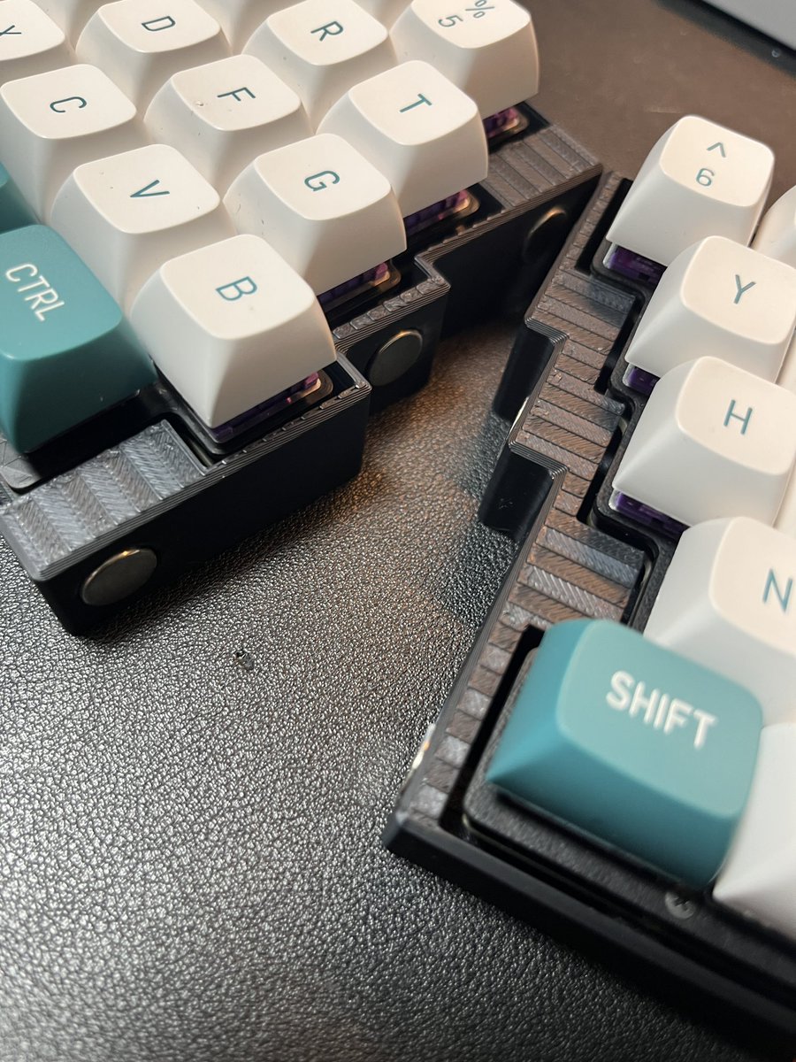 manosukego's tweet photo. 隙間とかすごい気になるけど、マグネットでくっつけられるのと尊師スタイルできるようになったのでとりあえずver 1.0はこれでいいや。
不満が出てきたらケース作り直そう
#7sPro https://t.co/DsOY1dLOpM