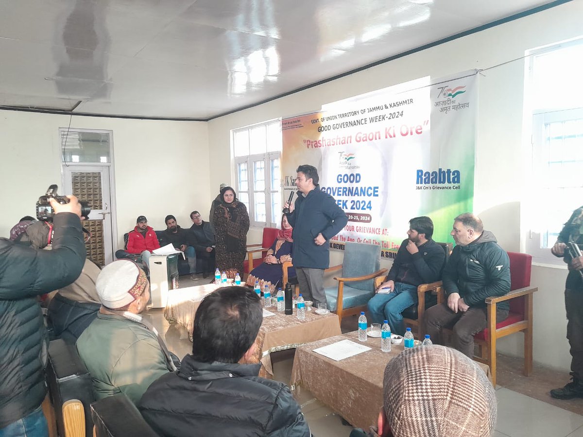 OfficeofBDOSgr's tweet photo. "Empowering Rural Communities: Awareness Programme on #PrashasanGaonKiOre chaired by the Honorable District Development Commissioner at Block Srinagar. A step towards inclusive governance and community development." #DrBilalMohiuddinBhat #BDOSrinagar #20Dec2024 @shafiamaqbool https://t.co/T2fiODtVOl