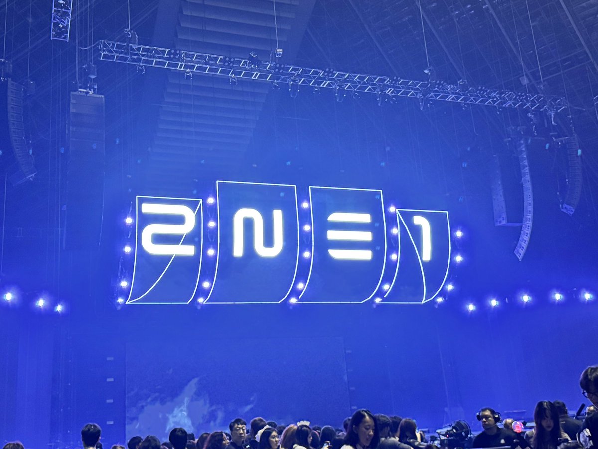 Henry3392247029's tweet photo. Breaking News‼️
 It is known that 2NE1 will be singing a Christmas song cover at the Singapore Concert tonight 😭💙
 Although it's a rumor, CL herself has given hits, so I hope it's real.

 #ctobf #2NE1 https://t.co/AygblNgRgV