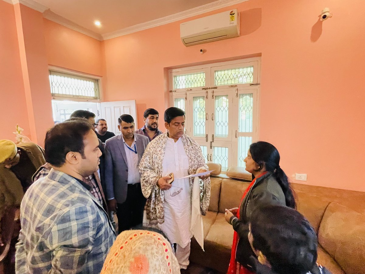 ravikishann's tweet photo. जनता दर्शन के क्रम में आज गोरखपुर आवास पर आए देवतुल्य जनता की समस्याओं को सुना एवं उनके त्वरित समाधान हेतु संबंधित विभाग एवं अधिकारियो को निर्देशित किया ।

#JantaDarshan #जनतादर्शन

@BJP4India @BJP4UP https://t.co/3uOBDAigAT