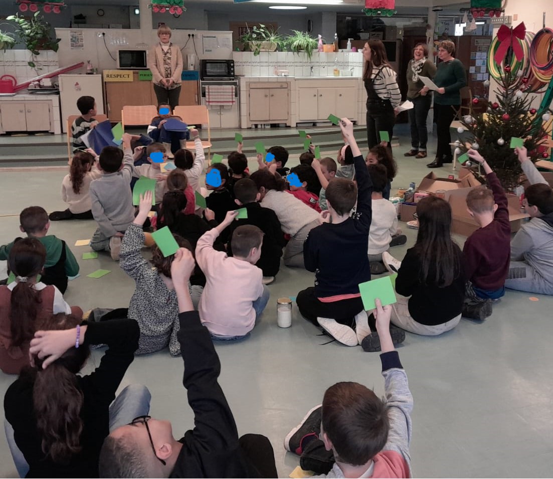 SCP: 2ème cérémonie des bouchons de semoule.
Des saynètes ont été jouées par les élèves de CE1 et du dispositif ULIS. Quant aux CE2/CM1/CM2, ils les ont mimées.
Il fallait trouver à quelles valeurs de l'école elles faisaient référence.