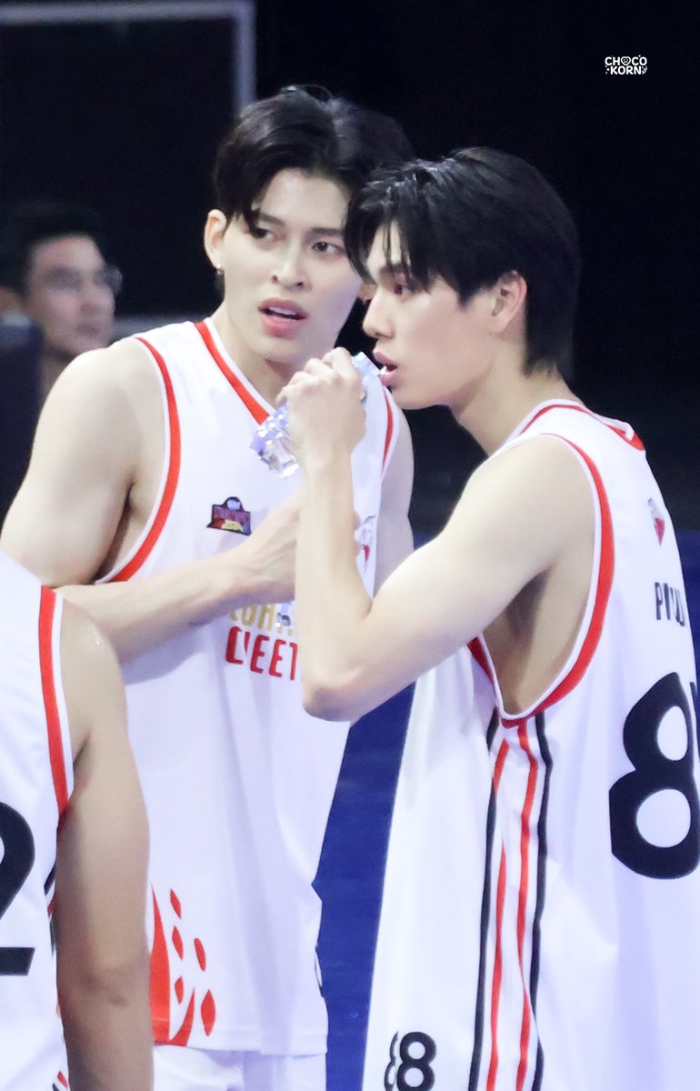 kuehbolukukus's tweet photo. Sumpah tahun ini pondphuwin lengket banget anjir 😭😭😭

WE CHEER PONDPHUWIN
 #GMMTVStarlympics2024
#ppnaravit #phuwintang https://t.co/ydjwz89H7G