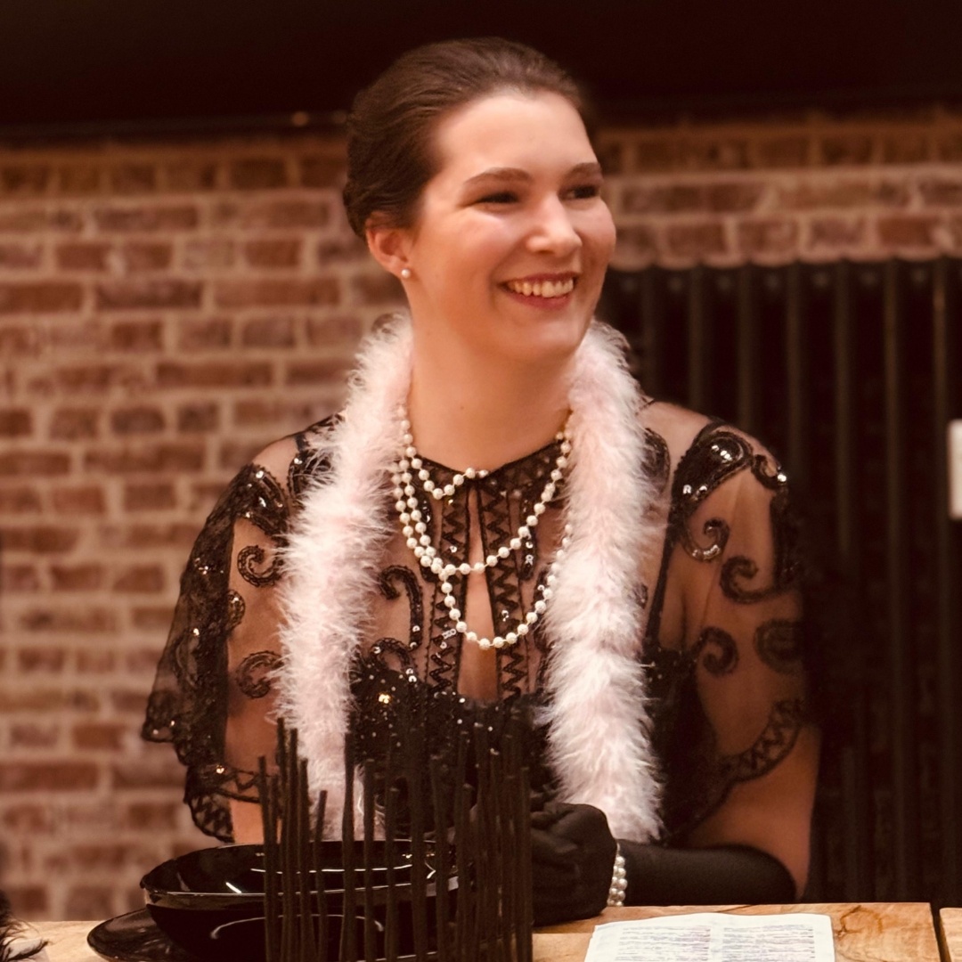 Am Donnerstag ist unser SEO-Team in die 20er Jahre eingetaucht – das Motto: "Bohème Berlin" 🎩💃. Die Szenerie: Im stilvollen Ambiente eines Galaabends im legendären Metropol-Varieté Berlins erwartete uns nicht nur Glanz und Glamour, sondern auch ein rätselhafter Mord 🕵️‍♀️🩸.