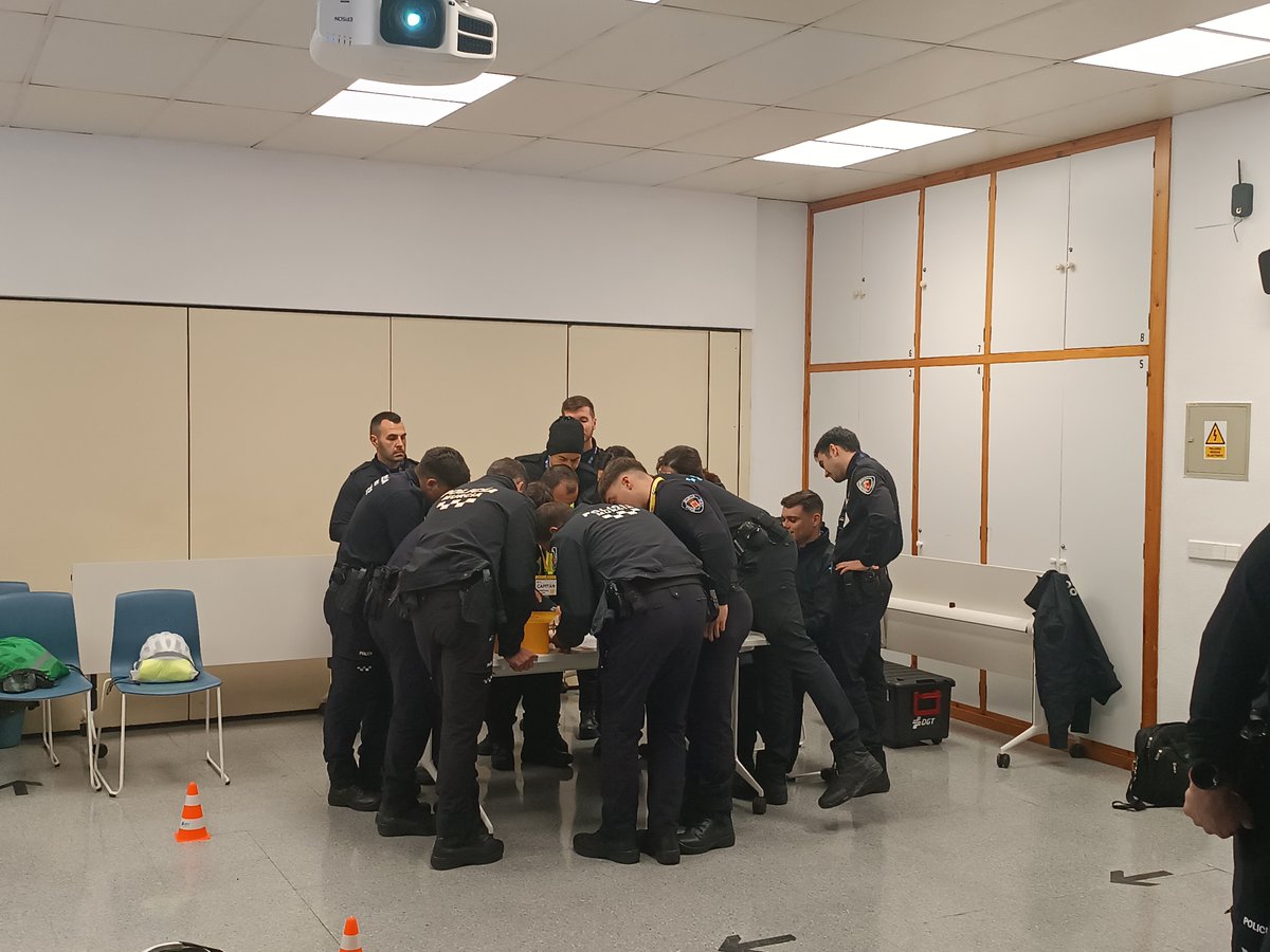 DGTes's tweet photo. Los monitores de la #JPT #Murcia realizaron esta semana talleres de #EducaciónVial y el escape room 'La hora de oro' (una hora para salvar la vida de una víctima vial) con aspirantes al Cuerpo de @MurciaPolicia. Gran compromiso y participación de los futuros policías. 👏👏 https://t.co/sTOlAwzGsv
