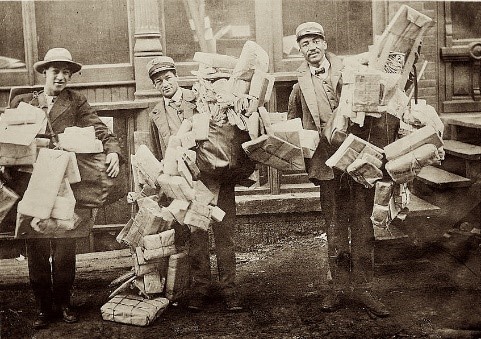 UPU_UN's tweet photo. 📸UPU #PhotoOfTheWeek: #Holiday #deliveries in the U.S., circa 1915
While today’s #MailCarriers are equipped with advanced technology, their mission remains the same: to deliver every present and letter on time⌚
From the @USPS archive: https://t.co/qAQi05t4wx https://t.co/ZCUlB6GR1a