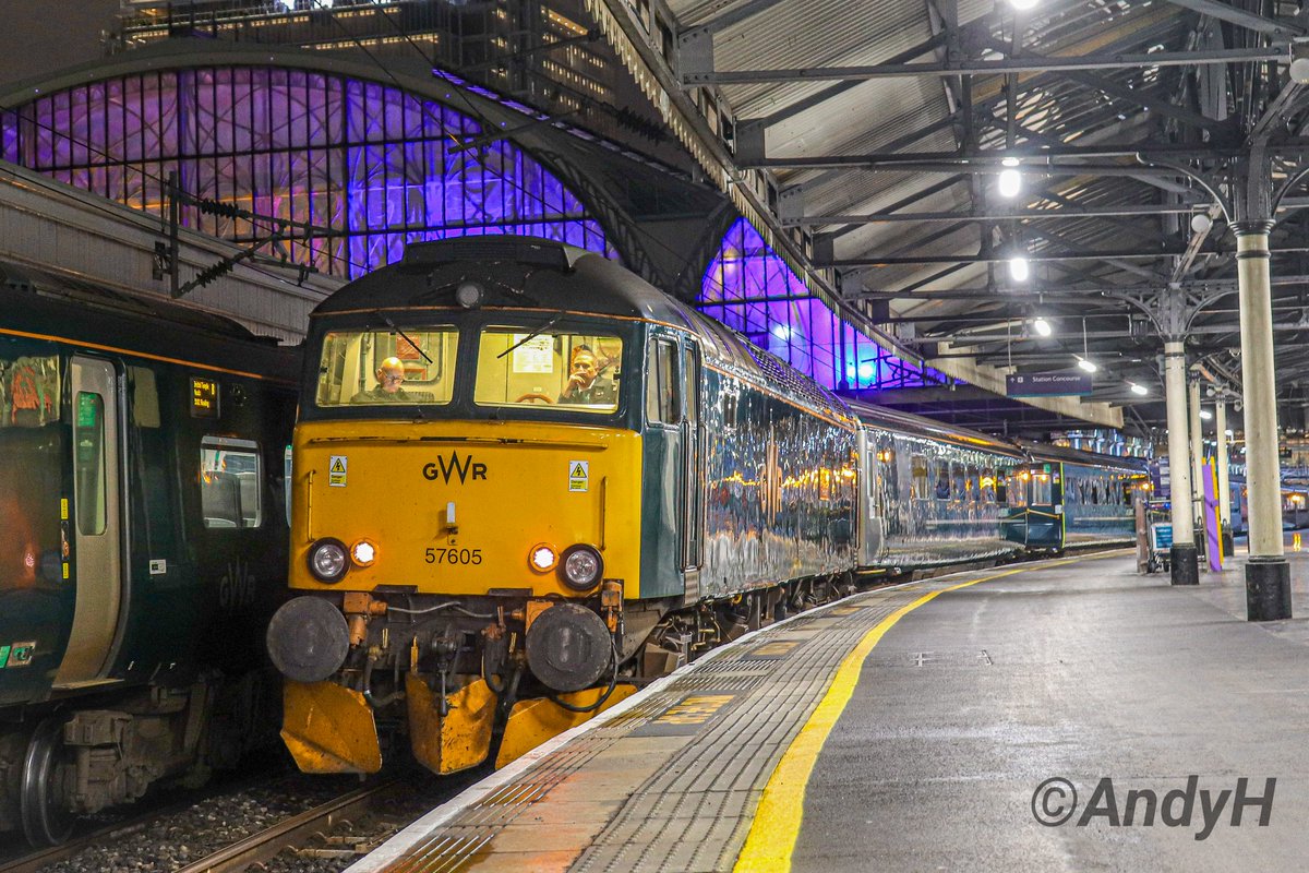 holtona72's tweet photo. #TwelveDaysOfChristmas October 2024 &amp; a trip to Cornwall via the @GWRHelp #NightRiviera sleeper, 57605 provided the traction. Some surviving semaphores at St.Erth as #GWR #CastleSet #HST 43097 arrives. Closer to home Colonel Sanders &amp; Caroline were out on a date at Uffington.. https://t.co/0mkQLxh1ca