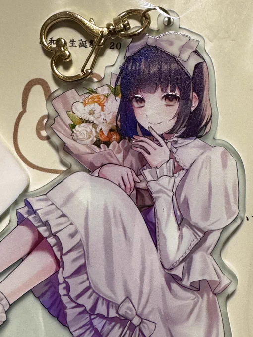 日和ちゃんのアクスタ来た凄い印刷クオリティだ全体的に印刷の厚みがある上に目やリボンとかのパーツが更にツヤツヤの加工がされてるこんな事が出来るのか素材のアクリルも薄いブルーで良いおみくじにシール付いてたから年明けにめくろうかな 