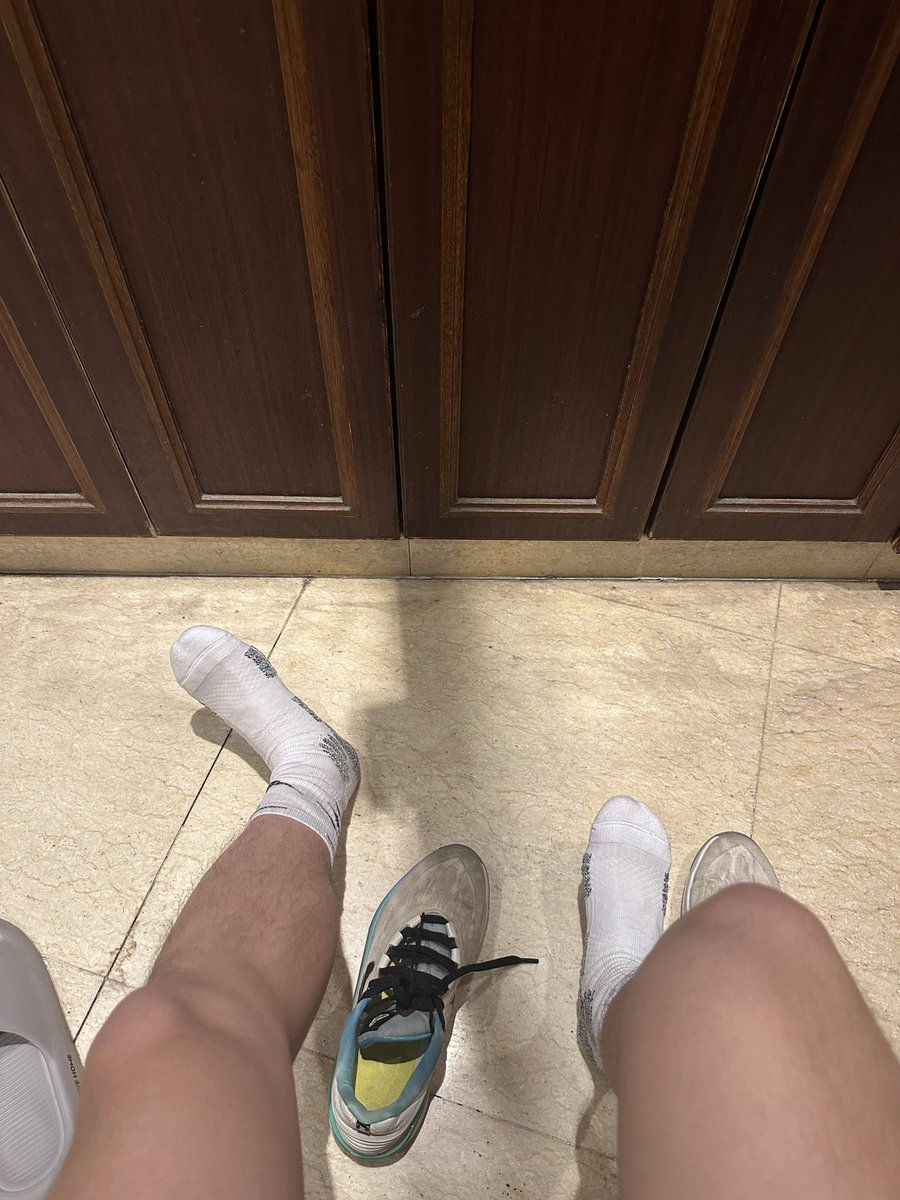 乖乖的过来舔干净
#top  #gay  #硬屌  #男大学生   #1   #白袜男大