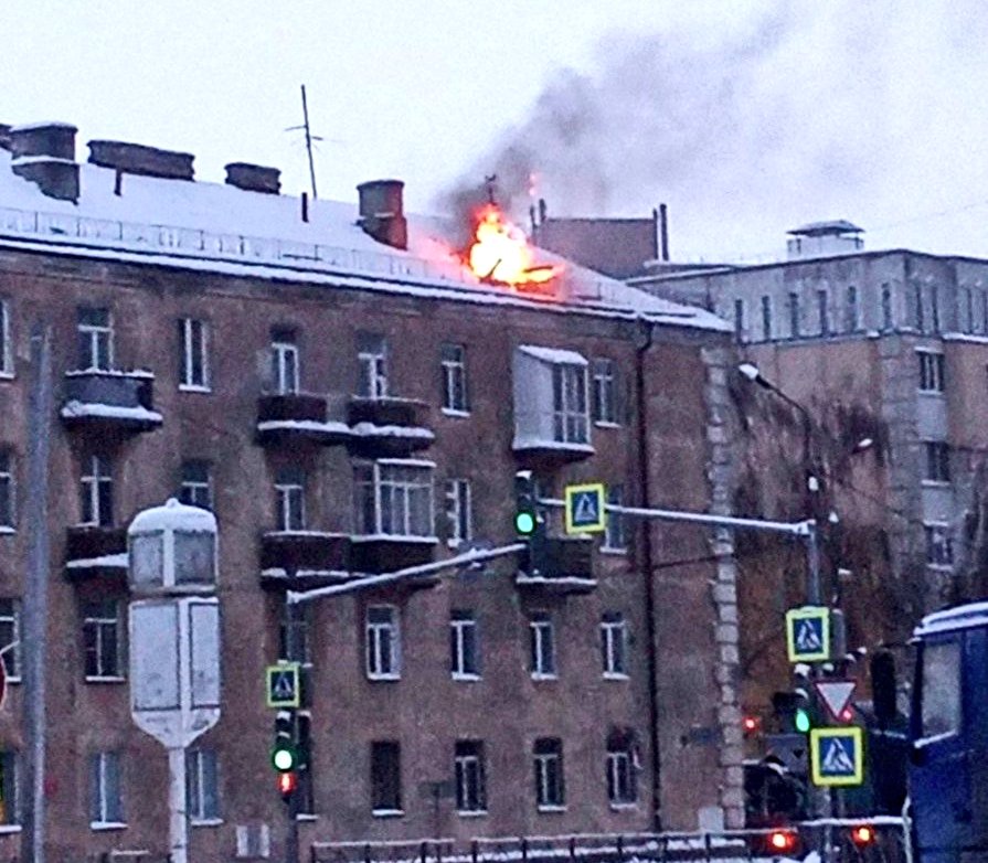 moneygurusumit's tweet image. 🚨BIG BREAKING🚨

Russian officials report multiple drone strikes in #Kazan today. 

A building was attacked in 26/11 style with 6 drones targeting residential areas.