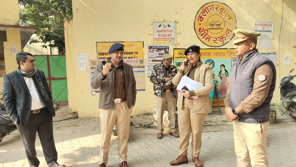 mahobapolice's tweet photo. जनपद महोबा में दिनांक- 22 दिसम्बर 2024 को आयोजित होने वाली उत्तर प्रदेश राज्य सेवा आयोग की सम्मिलित राज्य/प्रवर अधीनस्थ सेवा (प्रा0) परीक्षा-2024 को सुचितापूर्ण, निष्पक्ष एवं पारदर्शी रूप से सकुशल सम्पन्न कराये जाने के दृष्टिगत #DMMBA श्री मृदुल चौधरी व #SPMBA श्री पलाश बंसल द्वारा संयुक्त रुप से पुलिस एवं प्रशासनिक अधिकारियों के साथ परीक्षा केंद्रों का भौतिक सत्यापन/निरीक्षण किया गया।
🔸रेलवे एवं बस स्टेशन महोबा पहुंचकर अभ्यर्थियों से वार्ता की गयी एवं उनके सहायतार्थ बनाये गये हेल्प डेस्क का निरीक्षण कर सुरक्षा व्यवस्था का जायजा लिया गया, इस दौरान सम्बन्धित अधिकारियों को आवश्यक दिशा-निर्देश दिए गए।
#UPPolice #UPPSC