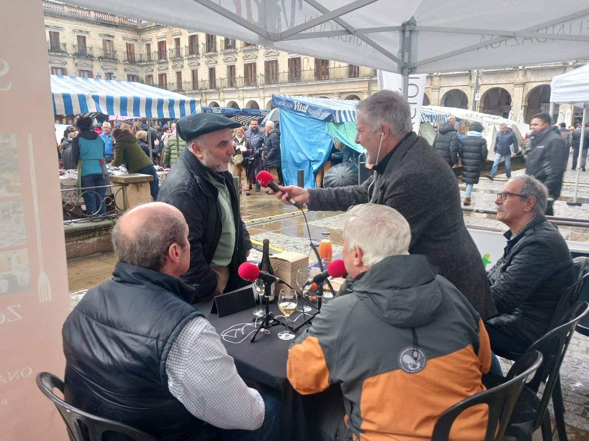 Aitor Buendía (@aitorbuendia) on Twitter photo Este sábado a las 16:00 horas en <a href="/radio_vitoria/">Radio Vitoria</a> todos los sonidos del Mercado de Navidad organizado por <a href="/VitalFundazioa/">Fundación Vital</a> con <a href="/LaRutaSlow/">La Ruta Slow</a> Y con productos artesanos como:
👉Zumos eco Lureder
👉Apardune "Eukeni" de <a href="/artomana/">Artomaña Txakolina</a>
👉<a href="/CaprichodeGuara/">QuesoCaprichodeGuara</a>
👉Postres navideños de <a href="/Artepanvitoria/">Artepan</a> Este sábado a las 16:00 horas en <a href="/radio_vitoria/">Radio Vitoria</a> todos los sonidos del Mercado de Navidad organizado por <a href="/VitalFundazioa/">Fundación Vital</a> con <a href="/LaRutaSlow/">La Ruta Slow</a> Y con productos artesanos como:
👉Zumos eco Lureder
👉Apardune "Eukeni" de <a href="/artomana/">Artomaña Txakolina</a>
👉<a href="/CaprichodeGuara/">QuesoCaprichodeGuara</a>
👉Postres navideños de <a href="/Artepanvitoria/">Artepan</a>