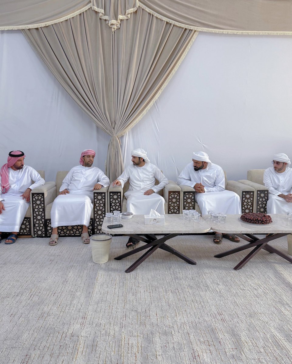 قدّم سمو الشيخ حمدان بن محمد بن راشد آل مكتوم، ولي عهد دبي نائب رئيس مجلس الوزراء وزير الدفاع رئيس المجلس التنفيذي لإمارة دبي، واجب العزاء في وفاة المغفور له بإذن الله تعالى عبدالله سعيد بوحيمد الهاجري، وذلك خلال زيارة سموه لمجلس العزاء في دبي.