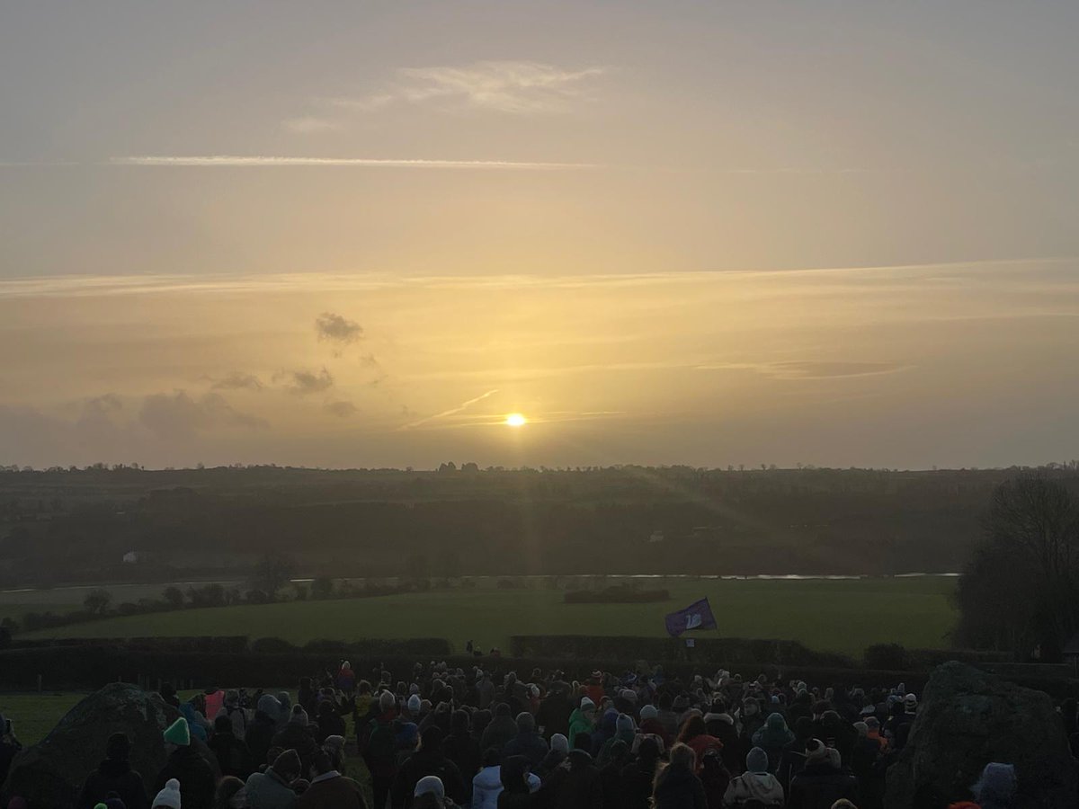 brunaboinneOPW's tweet photo. We have sun 🌞 👏👏
#NewgrangeSolstice https://t.co/3J3llgLcH8
