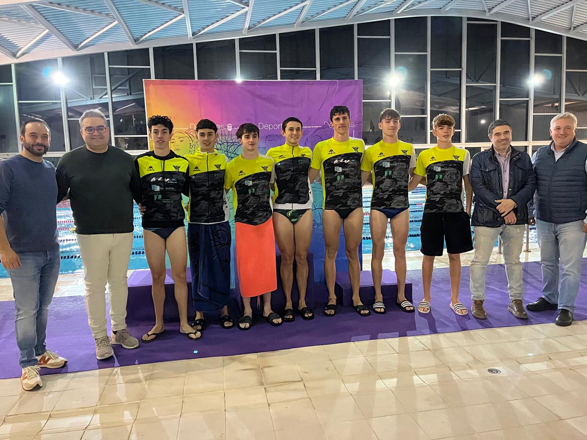 PSOEValdemoro's tweet photo. @vlopezroncero y @joseluispuebla5 acudieron a la X edición de la San Swimvestre valdemoreña 2024, celebrada en la Piscina Municipal de #Valdemoro, un evento que fomenta el esfuerzo, el trabajo en equipo y los beneficios de la natación.
#NavidadValdemoreña
#ValdemoroSolidario https://t.co/wYeGEY2uou