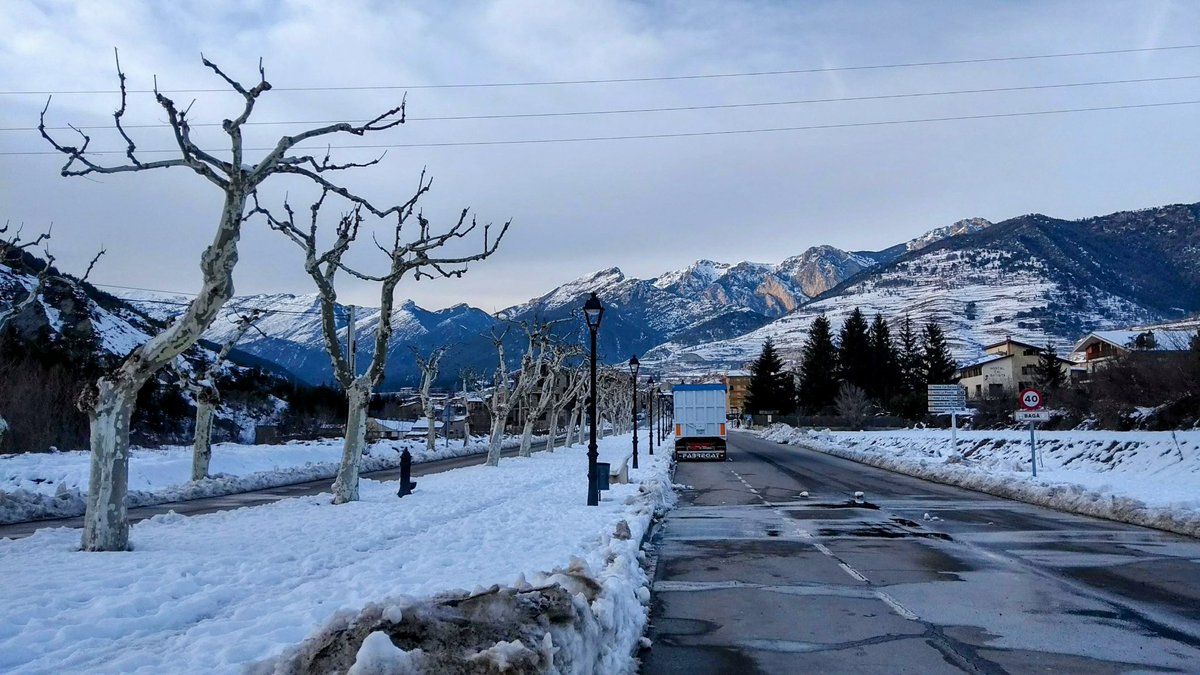 ❄️❄️ 10.20 h, solstici d'hivern. Benvingut hivern!! Esperem que ens portis fred i precipitacions!

☀️ Avui és el dia més curt de l'any amb 9 h 10' de llum solar. També el dia en el qual el sol es troba més baix respecte l'horitzó, només 25° al migdia.
mteocadi.com