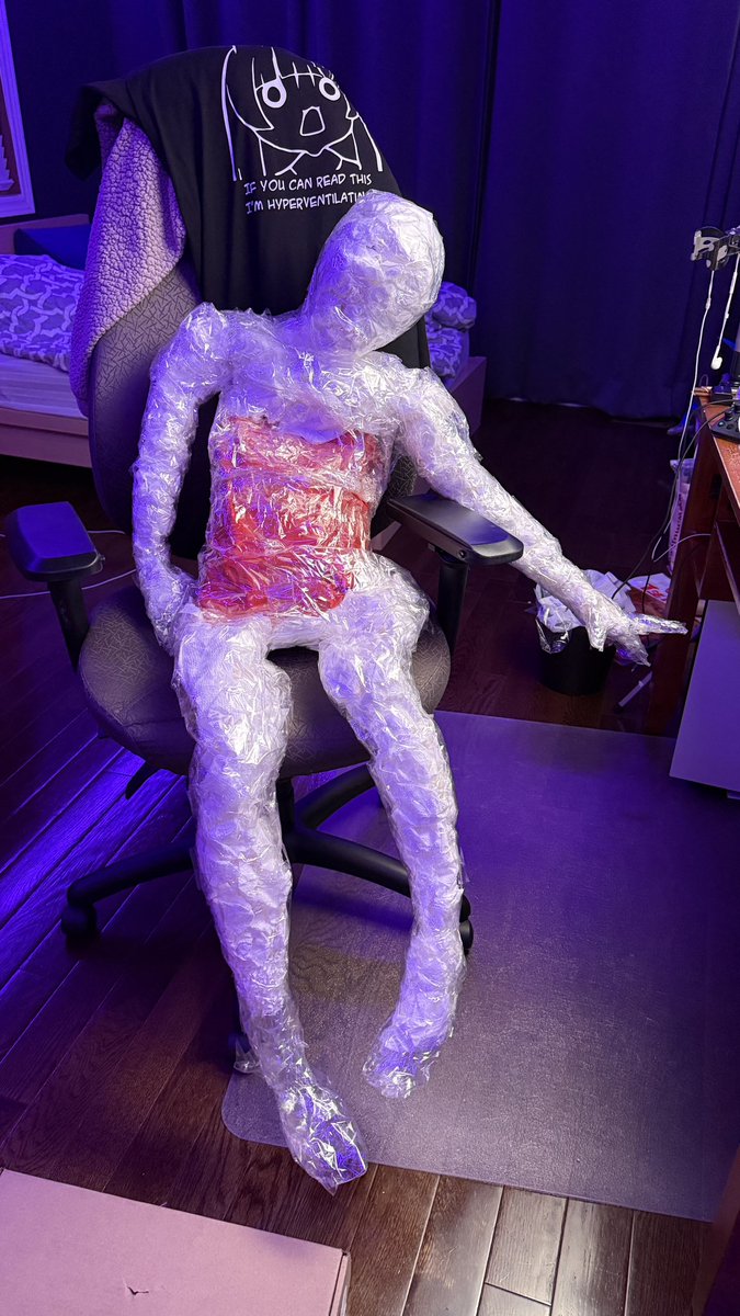 toxickbunny's tweet image. finishing up my secret santa gift wrapping lol

come say hi on live and watch me finish up my humanoid present wrap thing lol