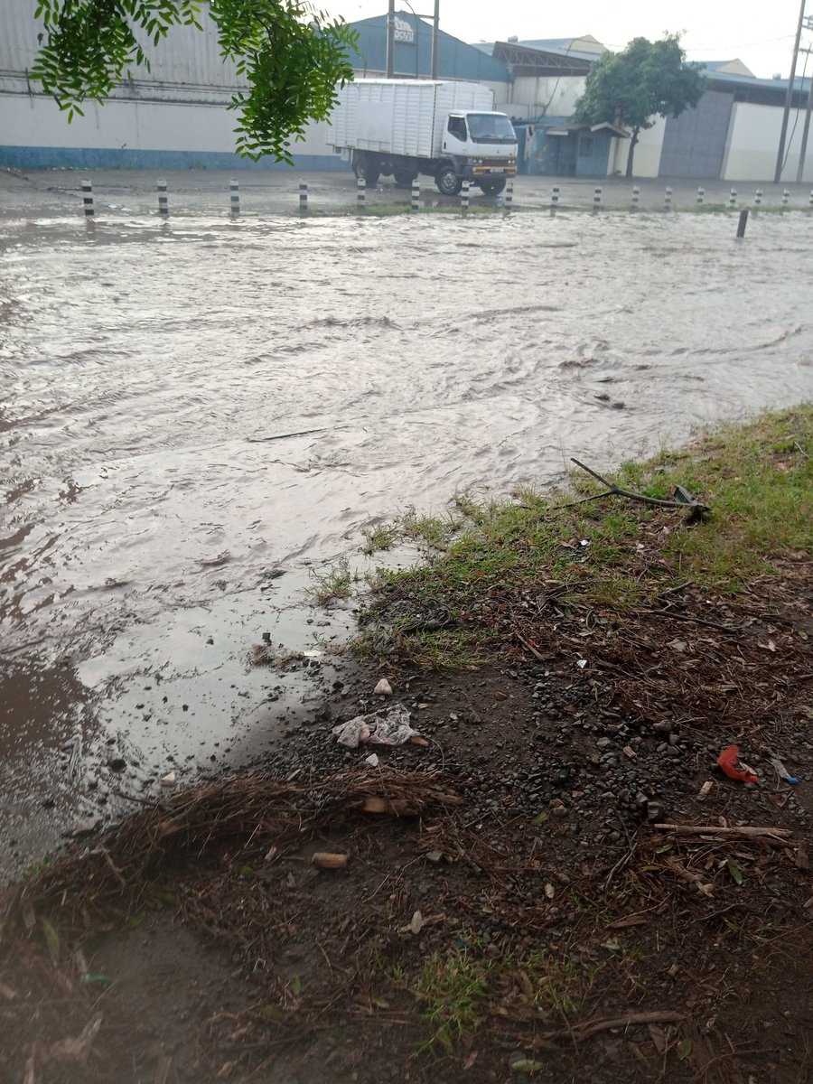 You might think  🤔 it's ngong river or Nairobi river  but no no it's Lusaka road connecting to city  stadium this early morning 😔  ,