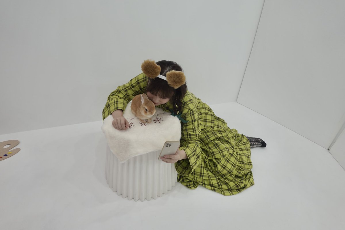 可愛がっだｧァぁ...🐇

りんごは私が描きました🍏🎨✨！
筆持ってるけど素手で描きました！
残るはポスターカレンダーのお渡し会
お楽しみにです(  OvO  )