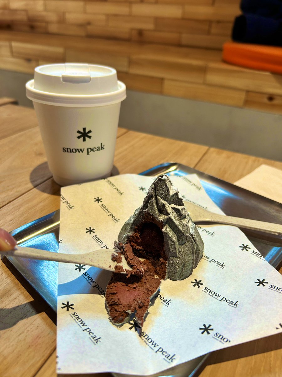 cmgcoooo's tweet photo. スノーピークのカフェに行ってみたよ
中国には北京と蘇州にあるみたい
灰色の雪峰ケーキは濃厚チョコケーキ🍰
中国限定ゴールデンマグを買いました
溢れ出る成金感！ https://t.co/j0xPnukdEk