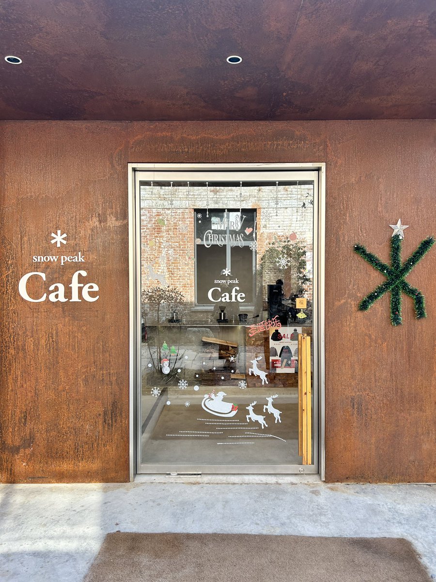 cmgcoooo's tweet photo. スノーピークのカフェに行ってみたよ
中国には北京と蘇州にあるみたい
灰色の雪峰ケーキは濃厚チョコケーキ🍰
中国限定ゴールデンマグを買いました
溢れ出る成金感！ https://t.co/j0xPnukdEk