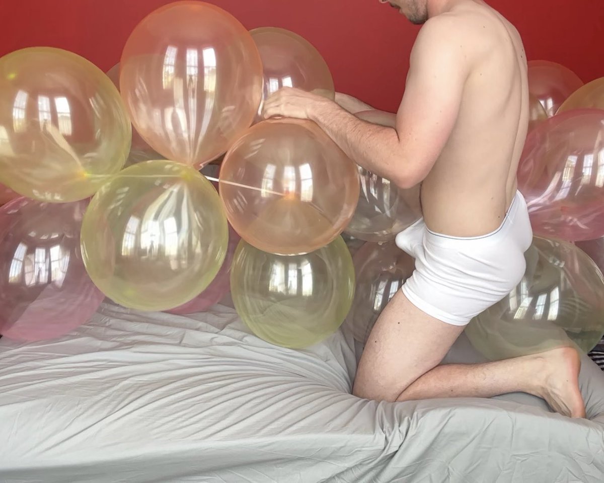 leoloon119's tweet photo. Disposing of this balloon column 😈🎈

Watch me pop these pretty balloons through the link in my bio 💥💥🍆🎈

#gaylooner #balloonpopping #balloonfetish https://t.co/32kKfBB3Se