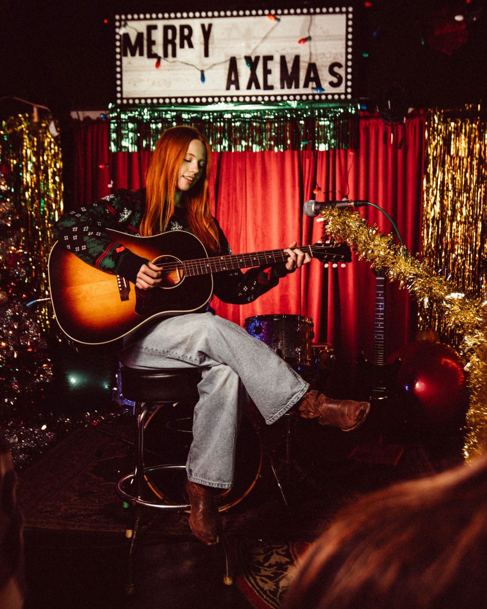 GibsonJapan's tweet image. クリスマスソングをギターで奏でてポストしてみてはどうでしょう？ホリデーシーズンをさらに盛り上げませんか？🎄✨

#gibson #gibson130 #ギブソン #マイギブソン
