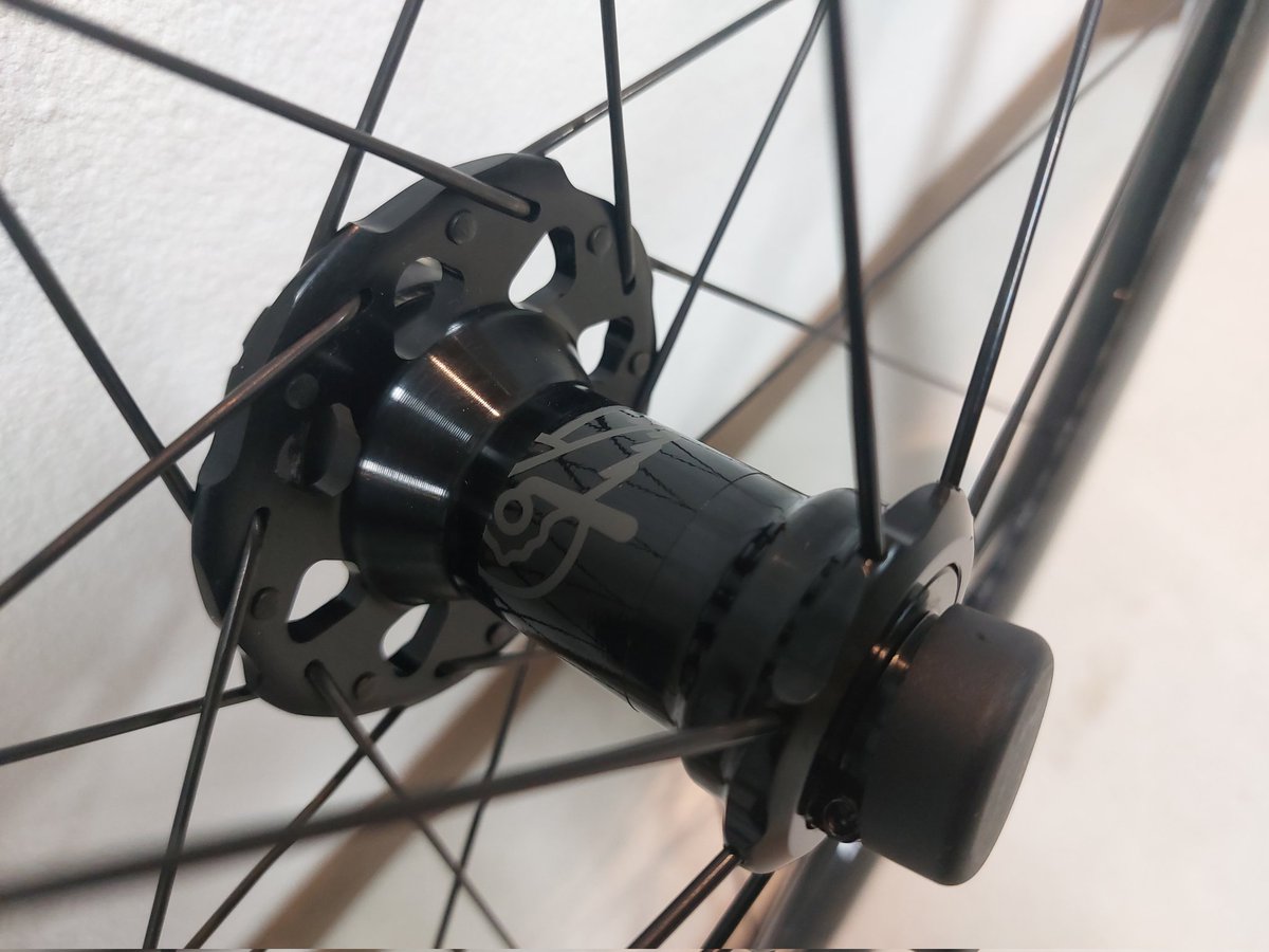 ch_wishcom's tweet photo. 【特価販売中！！】
カンパニョーロ
シャマルカーボン
※ディスクブレーキ用

クリンチャー、チューブレス両対応の2WAY-FIT
ニップル穴無しでリムテープ不要
チューブレスバルブ付属

https://t.co/HLFv8cXoSZ

#カンパ
#シャマルカーボン
#カーボンホイール
#カワシマサイクル
#サイクルハウスWISH https://t.co/IYUTs6xrB7