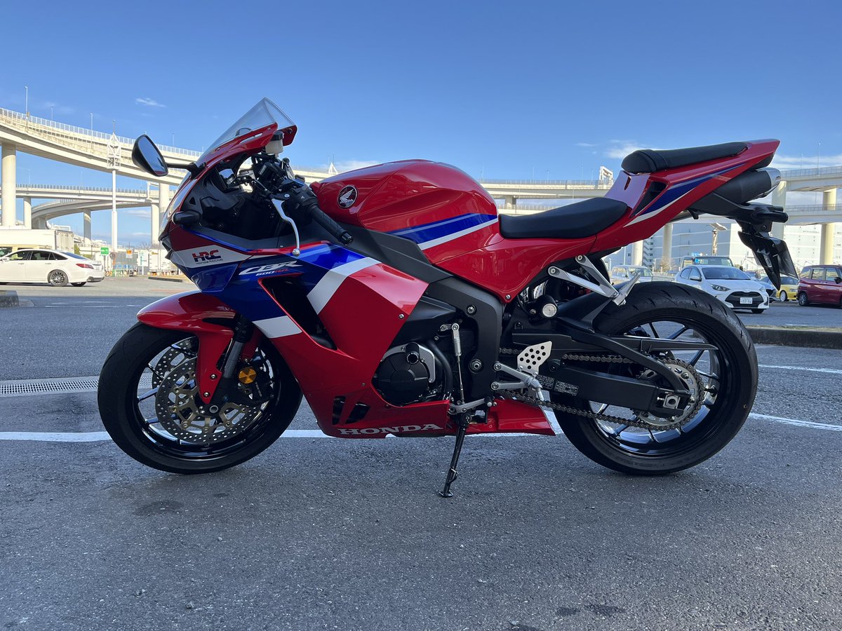 Uto_fusam's tweet photo. 大黒に来た！
今日もCBR600RRは美しい！ https://t.co/X750wR6N6Q