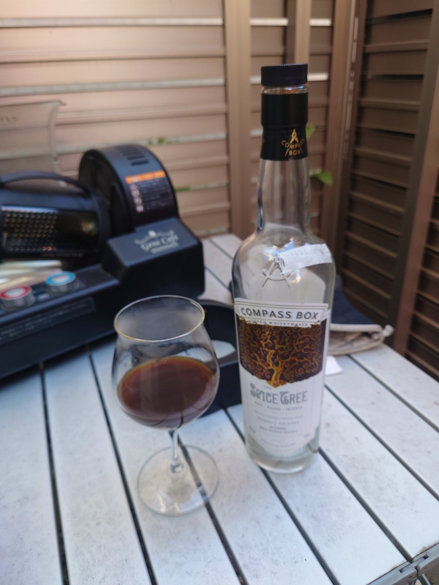 コンパスボックス　スパイスツリーの空びんに寝かせていた豆が頃合いになったので焙煎。
お家でバレルエイジドは無理だけど、これならお手軽に楽しめます。
一ヶ月くらい寝かせると、美味しいコーヒー豆が出来上がります。

#自宅焙煎 
#ボトルエイジドコーヒー 
#おうちカフェ