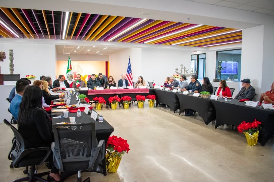 fernandeznorona's tweet photo. Hoy, en el consulado de Houston, con la cónsul María Elena Orantes y líderazgos de la comunidad mexicana. https://t.co/gprB2IEihS