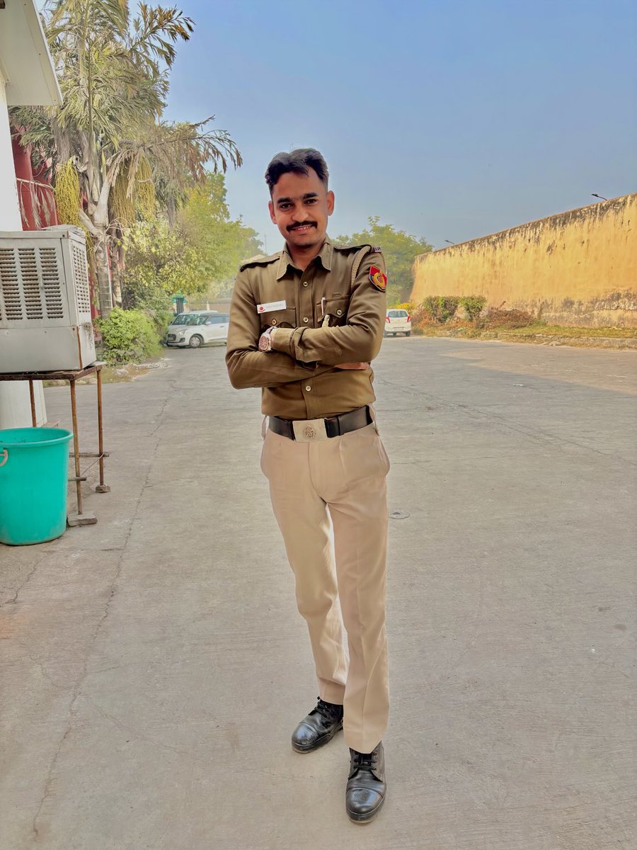 मुझे अभिमान है इसका कि मैं हूं अंग वर्दी का,
बड़ी किस्मत से मिलता है ए खाकी रंग वर्दी का।