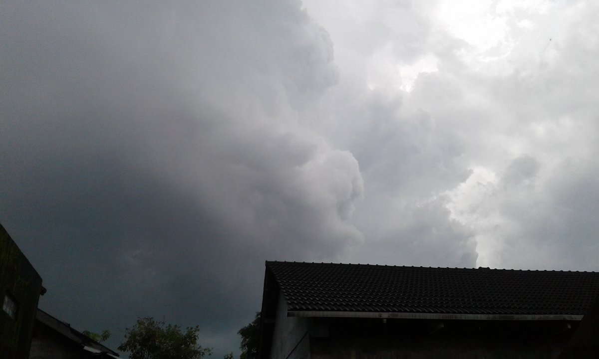 renjerhitam's tweet photo. Angle: Dari RSUD Muntilan menatap ke selatan. Begitulah 

#mendung #hujan #magelang #sleman #yogya https://t.co/4oYLHUkYGz