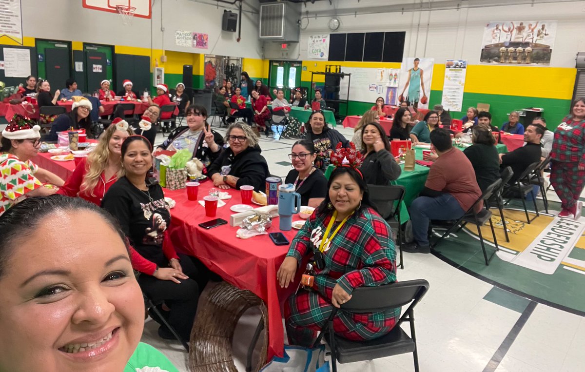 genevie79cr's tweet photo. Our luncheon was a blast! It was an afternoon of delicious food and exciting rounds of lotería. Thankful for such an amazing faculty and staff!! #LPLS4Girls 💚 @monica_m_munoz https://t.co/45XBVExBri