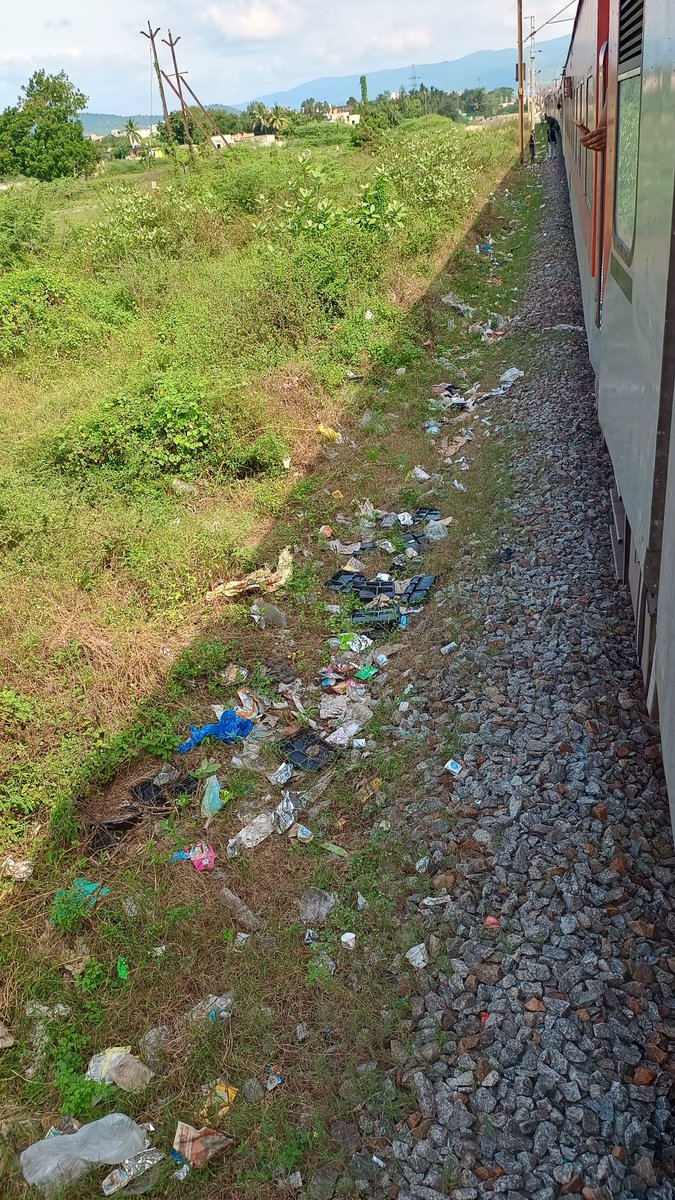 PeejushP's tweet photo. #SolidWasteManagement of #IRCTC is at its lowest. The attendents will keep your coach clean, but has to throw off all the wastes out of the door as there is no collection drive and Monitoring facility to have a check on the misconduct. No any mechanism to recycle huge waste load. https://t.co/5bodkD8XGF