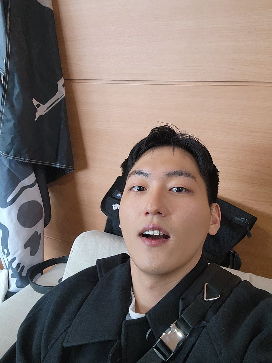 2층에서 시체놀이 중입니다🤧