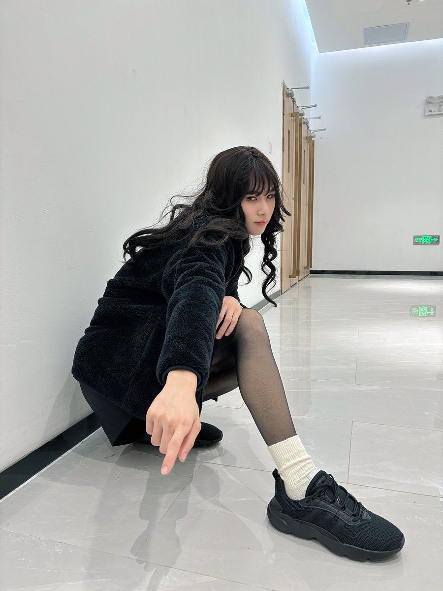 仆人：小姐 不要无理取闹啦 
不能指到谁就嫁吧😶