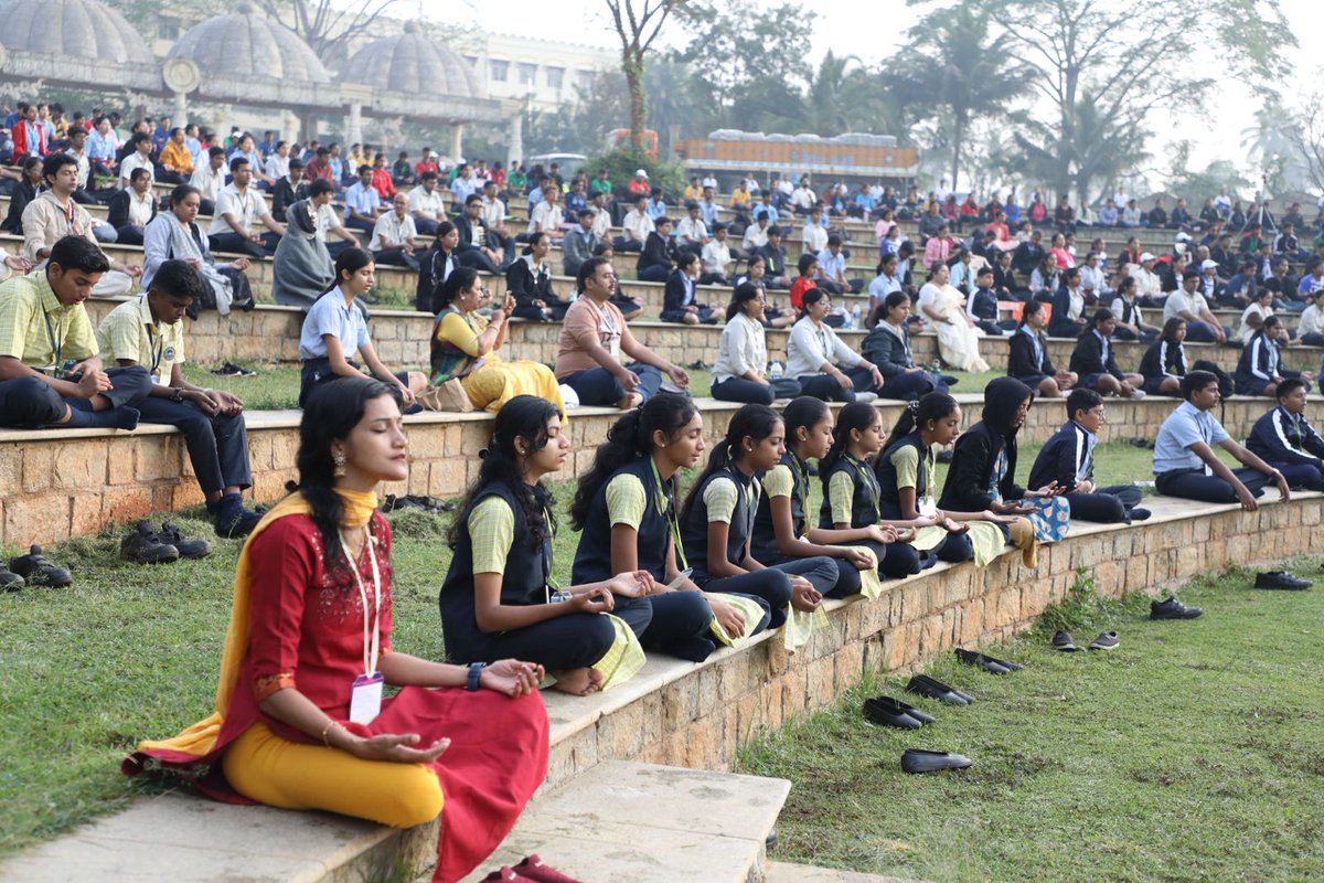 ArtofLiving's tweet photo. Over 2000 students from @ssrvm participated in the #WorldMeditationDay celebrations at @BangaloreAshram ! Over 100 schools and thousands of students under the Sri Sri Ravi Shankar Vidya Mandir Trust will be participating from their respective locations today! #WorldMeditatesWithGurudev