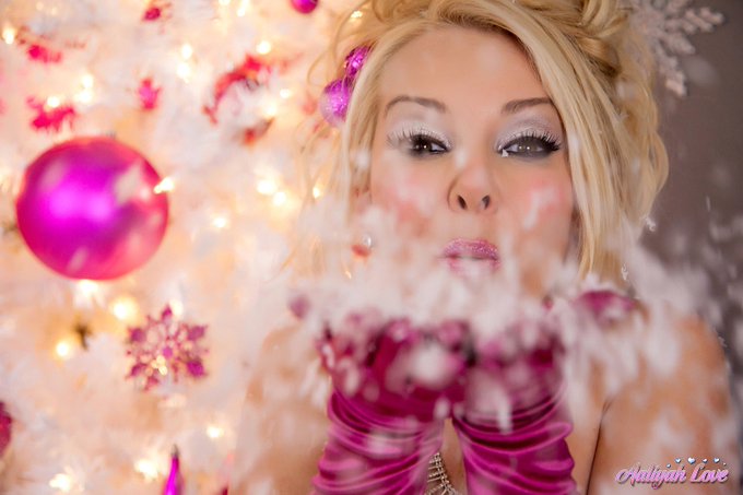 2 pic. I’m dreaming of a pink Christmas!! ????https://t.co/UkLx60coh5 https://t.co/4X38LJUAk5