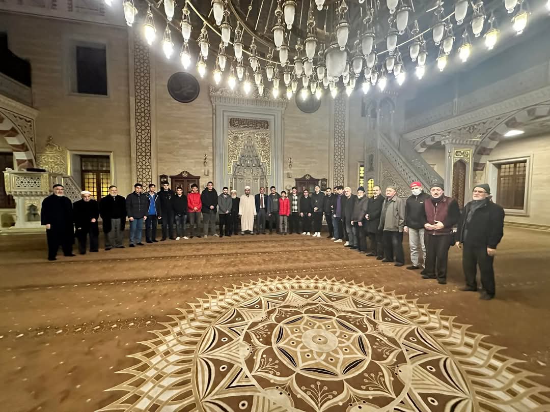 ibrahimylcntp's tweet photo. GŪNGÔREN FETİH CAMİİ SABAH NAMAZI İBNİ SINA MESLEKİ ANADOLU LİSESİ HOCALARIMIZ VE GENÇ ÔĞRENCILERIMIZLE MÜCAHİTLERİMİZLE SABAH NAMAZINDA BULUŞTUK RABBIMIZ SAYILARINI ARTIRSIN https://t.co/N7DPcN8lLD