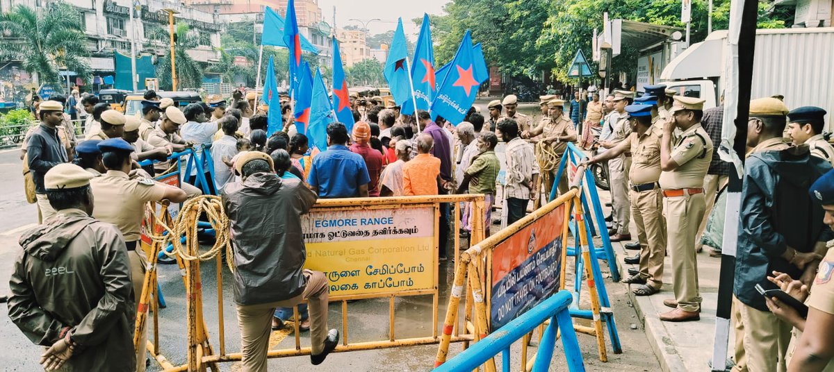 PerarivalanT's tweet photo. திச-20, 
சென்னை எழும்பூர், புரட்சியாளர் அம்பேத்கர் குறித்து  #அமித்ஷா வின் வெறுப்புப்பேச்சை கண்டித்தும், உடனே பதவி விலக்க்கோரியும்,  நமது தமிழ்ப்புலிகள் நடத்திய #இரயில்_மறியல்ப்போர்! @Ambethsiva @sivasamy98 @TamilpuligalP @tamilnaveen_ @PTTVOnlineNews https://t.co/Rs1emn3mIy