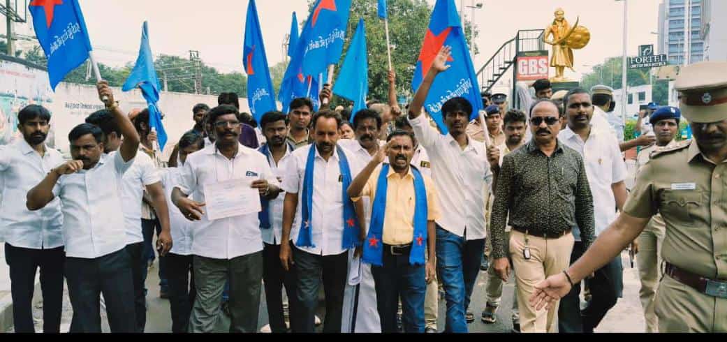 PerarivalanT's tweet photo. திச-20, 
சென்னை எழும்பூர், புரட்சியாளர் அம்பேத்கர் குறித்து  #அமித்ஷா வின் வெறுப்புப்பேச்சை கண்டித்தும், உடனே பதவி விலக்க்கோரியும்,  நமது தமிழ்ப்புலிகள் நடத்திய #இரயில்_மறியல்ப்போர்! @Ambethsiva @sivasamy98 @TamilpuligalP @tamilnaveen_ @PTTVOnlineNews https://t.co/Rs1emn3mIy