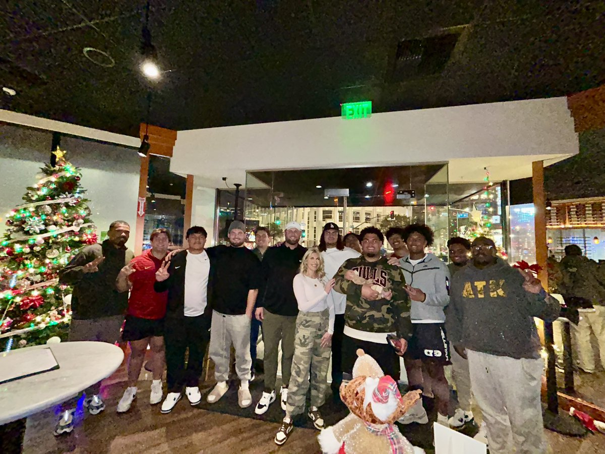 First dinner with the OL!

Excited to work with this great group!

#FightOn ✌️