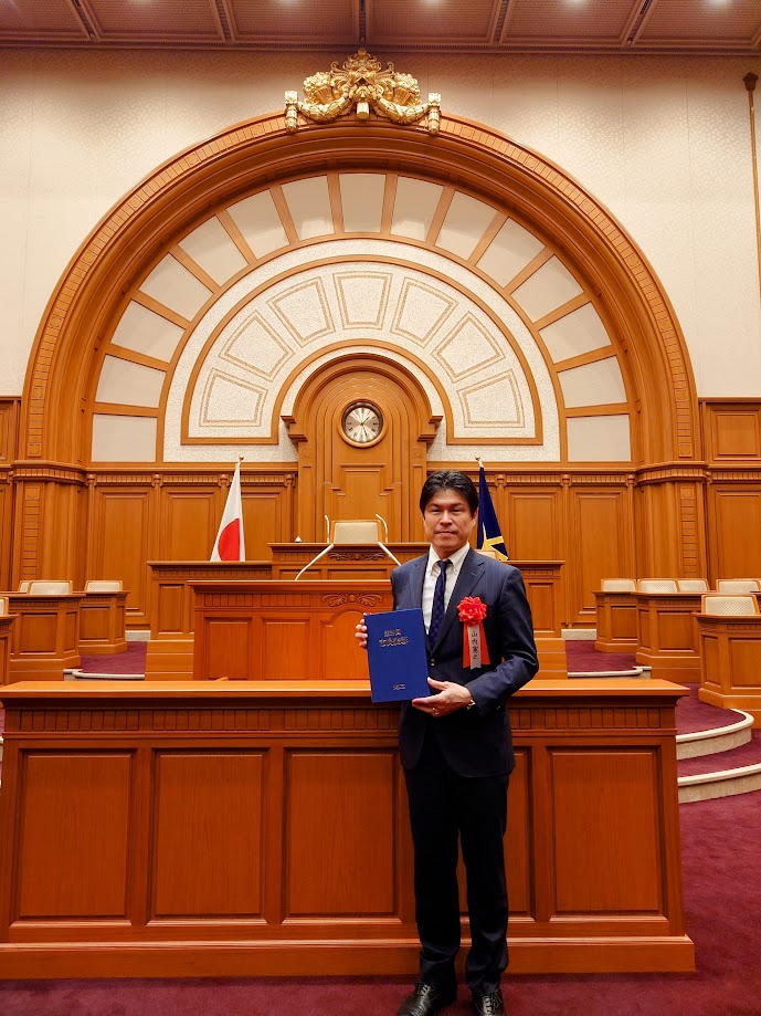 yamanori_com's tweet photo. 当事務所の代表弁護士・山内が今年の大阪市市民表彰（教育功労）を受章いたしました！（スタッフより。なお山内もスタッフのうちです） https://t.co/B6YlbrlA3k