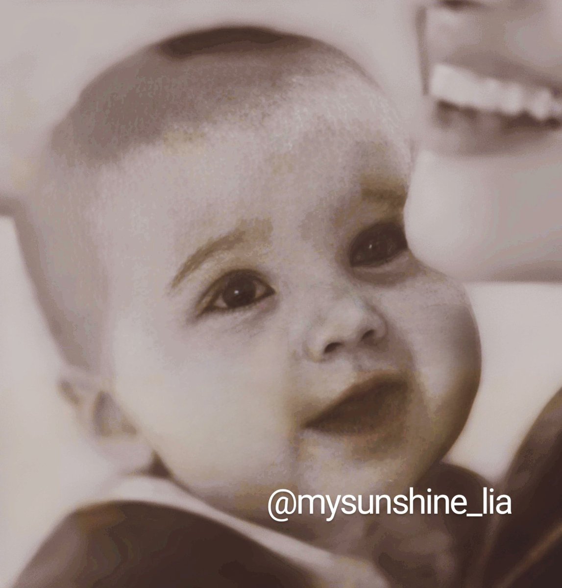 mysunshinelia's tweet photo. Lía admirando su mami 🥹🤏🏻💜 @maiteperroni | @AndresTovarP https://t.co/Bx80KdpUMR