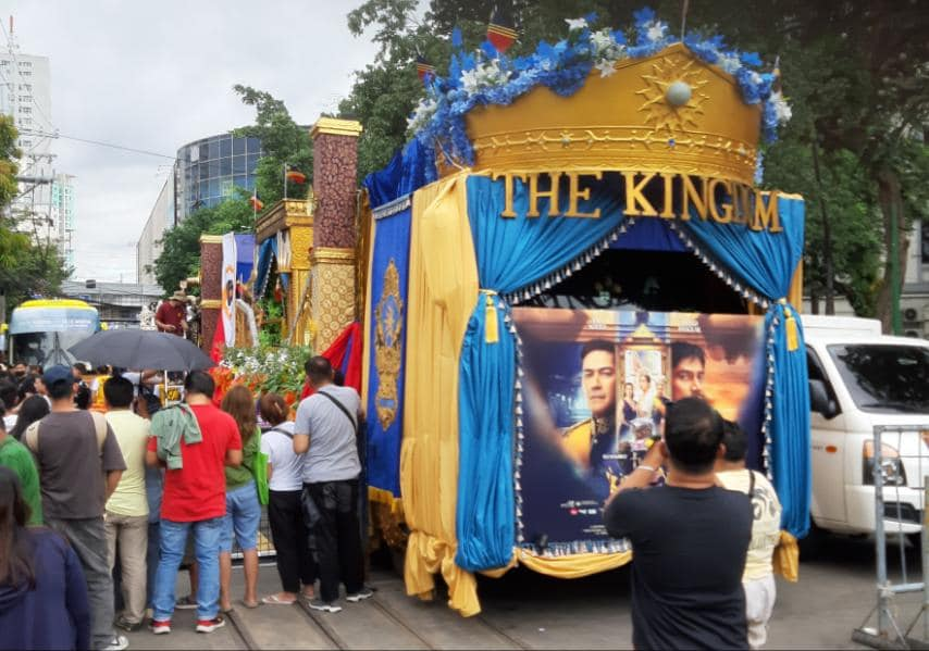 mnlstandardph's tweet photo. Happening now: MMFF Parade of Stars
📷: Eduardo Rabaya Castro
#MMFF2024
#MMFF50
#ParadeOfStars
#uninvited
#myfuturewife
#theking
For more news updates, visit: https://t.co/tMZwFVXzKI https://t.co/4p1bBq3EVI