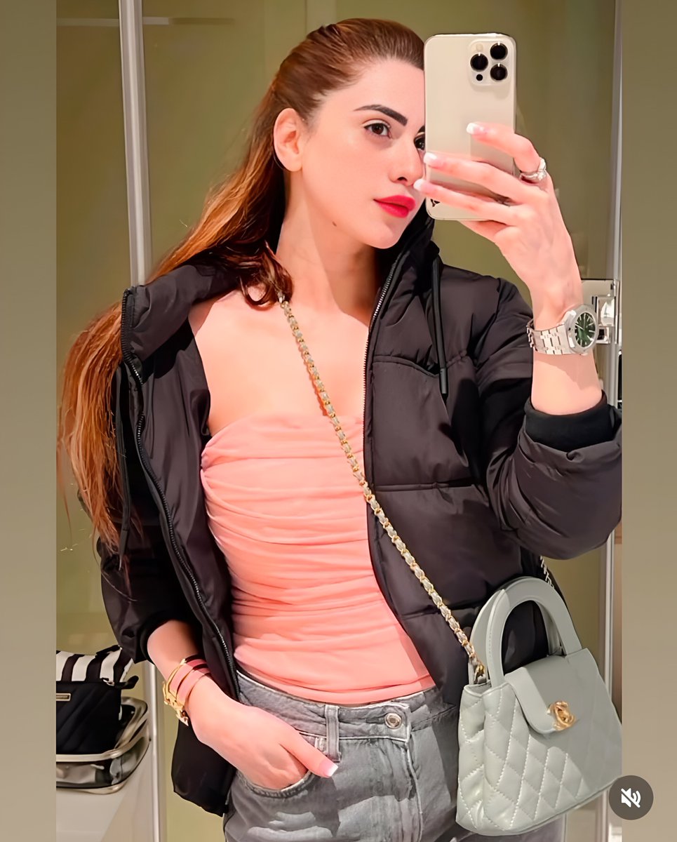 ShowbizAndNewz's tweet photo. Model #HumaKhan in her recent selfie ❤️ https://t.co/6CwY3g3Biy