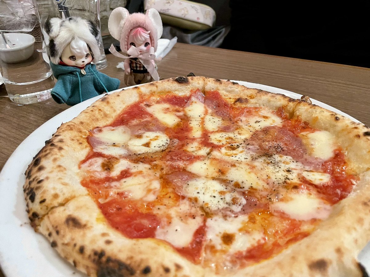akky0e0's tweet photo. この間、KAP展行く前にげんまいちゃさん(@yozu_taluto)とうまうま🍕と🧁行ってきた🤗ディスプレイが可愛すぎた素敵カフェ🎅🏻🎄
げんまいちゃさんの推し活オリちゃん可愛い💓カフェもKAP展も楽しかったな〜🫶🏻✨

#kumukuku #쿠무쿠쿠 #puko #marong https://t.co/ityC2LRsHj