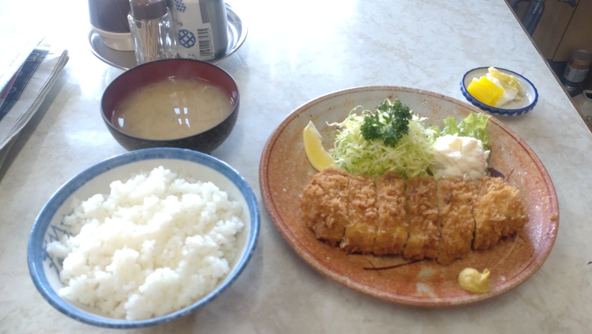 Logicpierrot's tweet photo. 土曜の昼飯には最高の店へ。4卓しかない手狭な店内には休日のﾃﾚﾋﾞの声が微かに響き渡り、それを伴奏に油を揚げるｶﾗｶﾗという音、ﾄﾝｶﾂを切り分けるｻｸｻｸという音が耳に心地よい。快い食堂体験をいつもありがとう。ごちそう様でした https://t.co/Z2EjnPkyPM