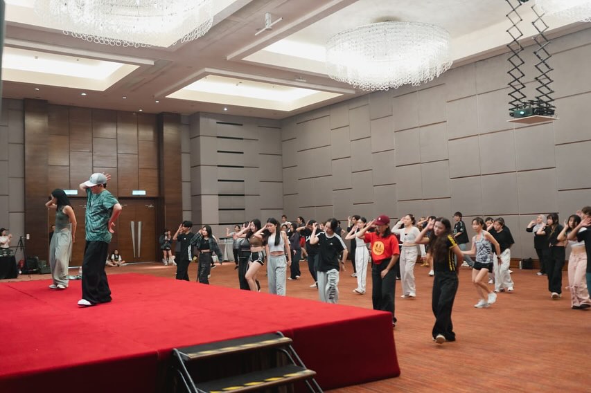 koreaspectrum's tweet photo. #Repost
🎶 K-Dance meets Malaysia! 🇰🇷🇲🇾
400 joined the workshop with top choreographers! 💃✨
Read more: https://t.co/Oo0DdHpyw8
#KDance #CulturalExchange https://t.co/WbJtOYta0Y